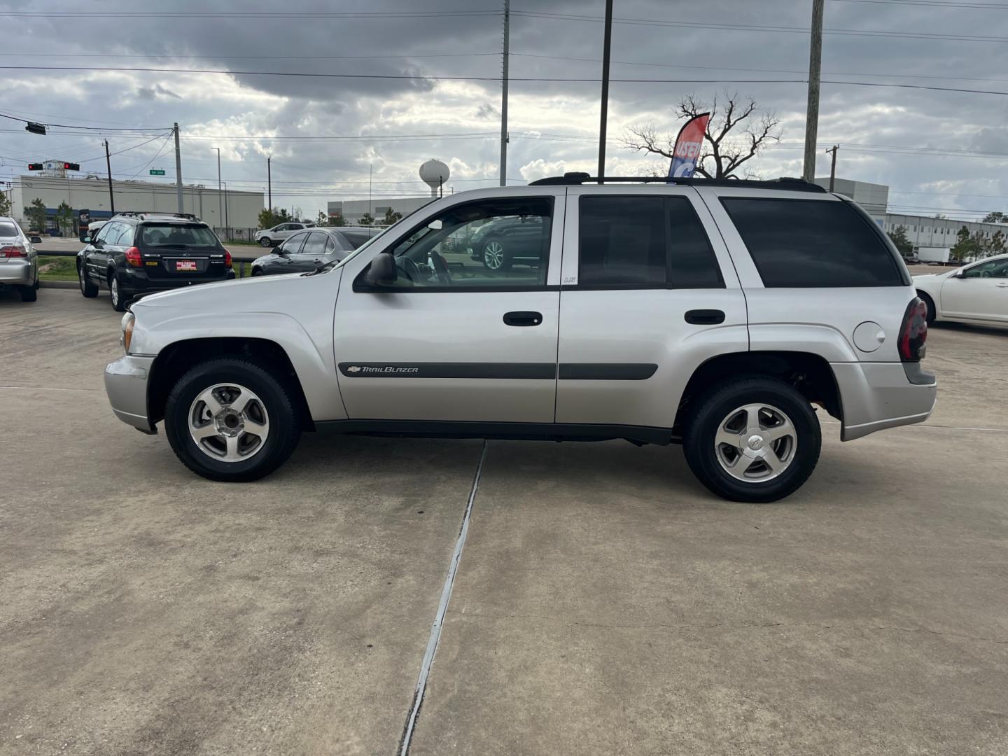 2004 SILVER /black Chevrolet TrailBlazer LS 2WD (1GNDS13S242) with an 4.2L L6 DOHC 24V engine, 4-Speed Automatic Overdrive transmission, located at 14700 Tomball Parkway 249, Houston, TX, 77086, (281) 444-2200, 29.928619, -95.504074 - Photo#3